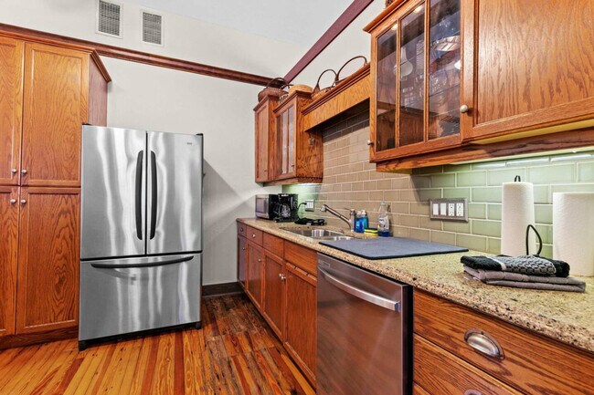 Building Photo - 204 NE 3rd Ave