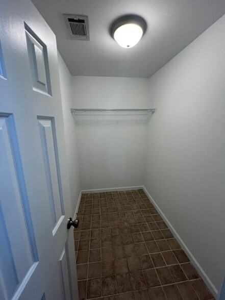 Building Photo - 2135 Pinehurst Ave