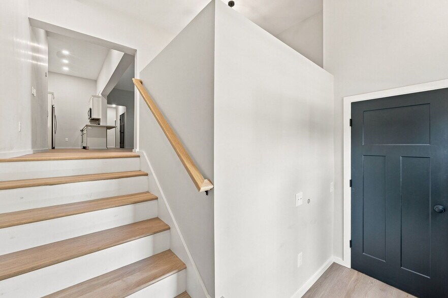 Building Photo - 1568 Lonsdale Ave