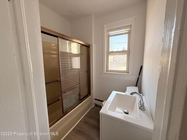 Building Photo - 330R Cherry St