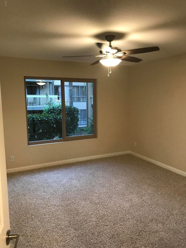 Building Photo - 245 Oak Leaf Dr
