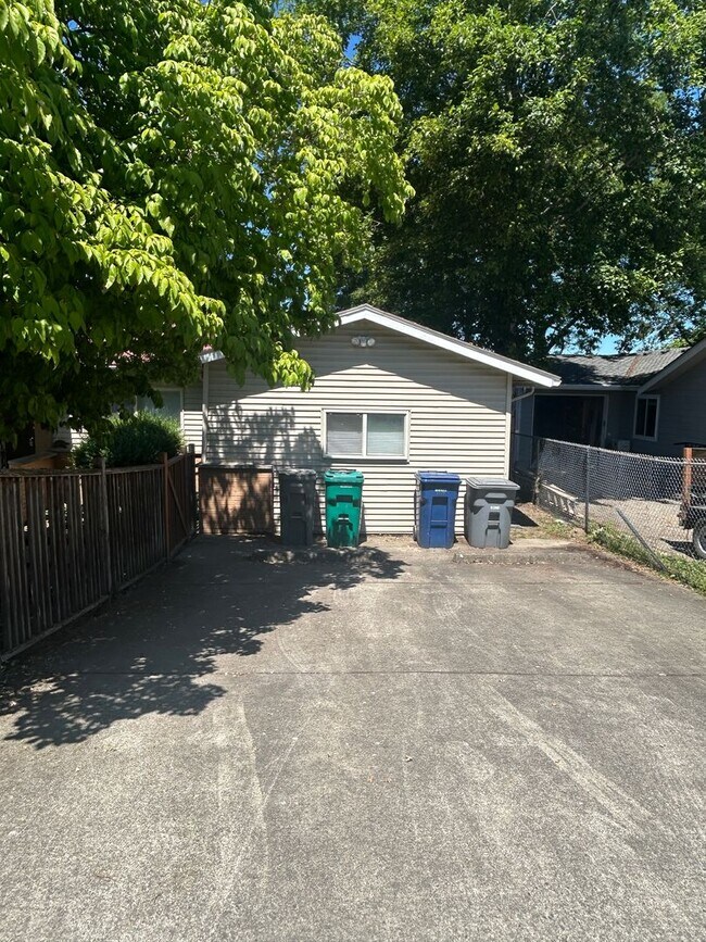 Building Photo - 3 Bed, 2 bath Rambler Home w/utilities included in Skyway, $3,135/mo.