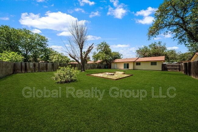 Building Photo - 517 Oak Dr