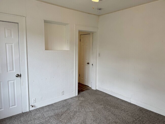 Building Photo - 3 Bed 2 Bath Home With Tons Of Natural Light