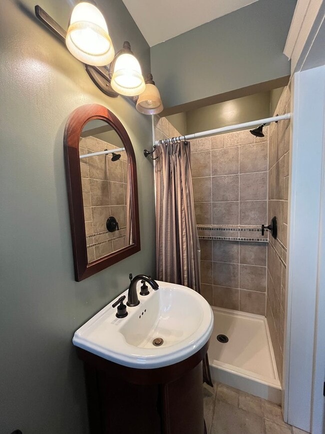 Building Photo - House: 2 Bedroom with Den , 2 Bath and pri...