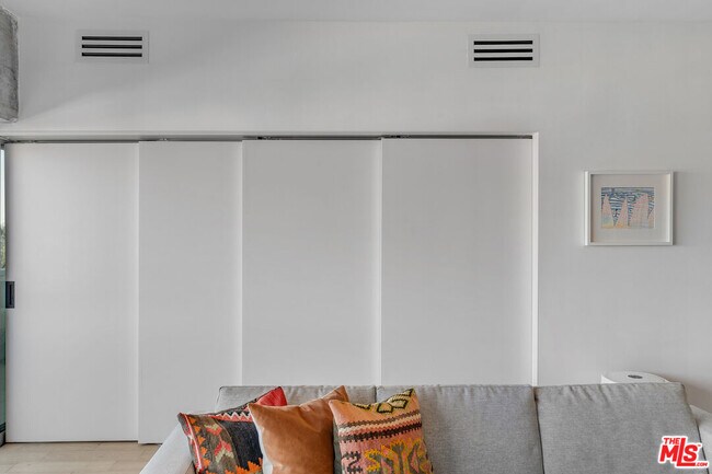 Building Photo - 7135 Hollywood Blvd