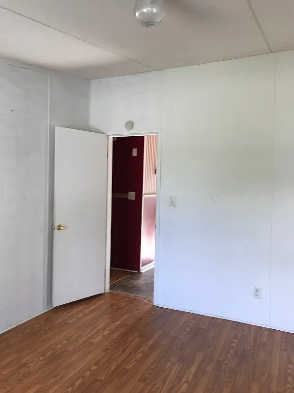 Building Photo - 3 Bedroom 2 bathroom