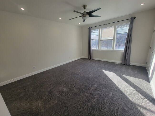 Building Photo - Stylish Single-Level Home in Pasco with Fi...