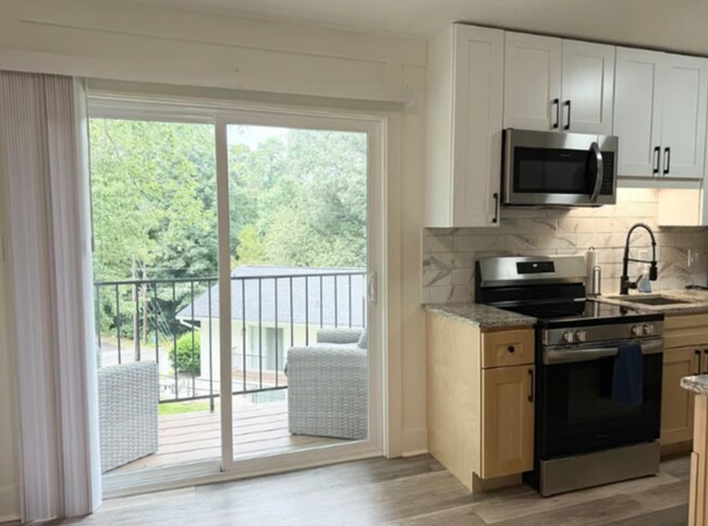 Building Photo - 1 Bed, 1 Bath Furnished Apartment  – Great Location & Amenities! Flexible Lease Terms Available