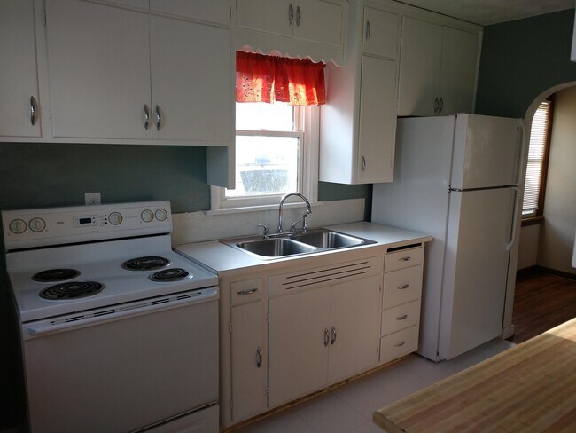 Building Photo - 307 River St