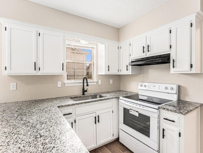 Building Photo - 810 SW Pinebrook Village Ct
