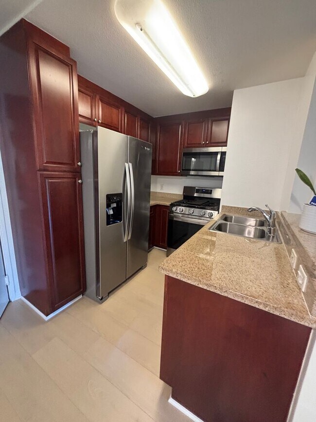 Building Photo - Amazing 1 Bedroom Condo at "The Met" Woodl...