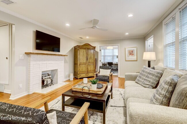 Building Photo - 1427 River Oaks Rd