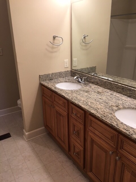 Building Photo - Beautiful Townhome in Arbor Lakes!