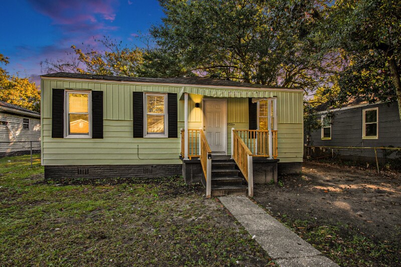 Building Photo - 2755 E Surrey Dr