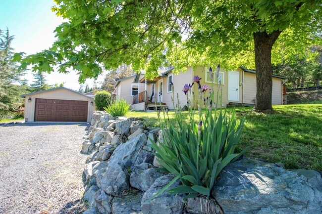 Building Photo - Hillside Cottage! Charming home with a view, 3-bd, 1-ba, fireplace, garage $300 Utility Fee