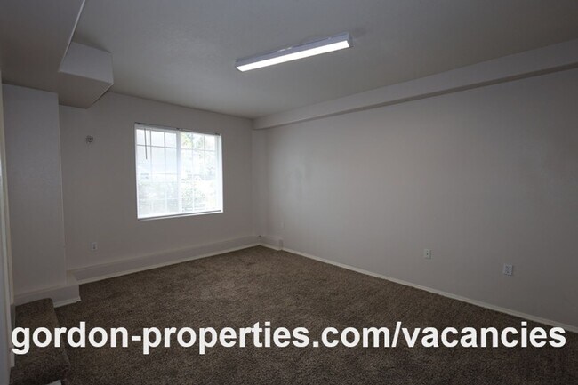 Building Photo - SUMMER SPECIAL: NE Halsey St - Gresham 2 bedroom townhouse with den/office