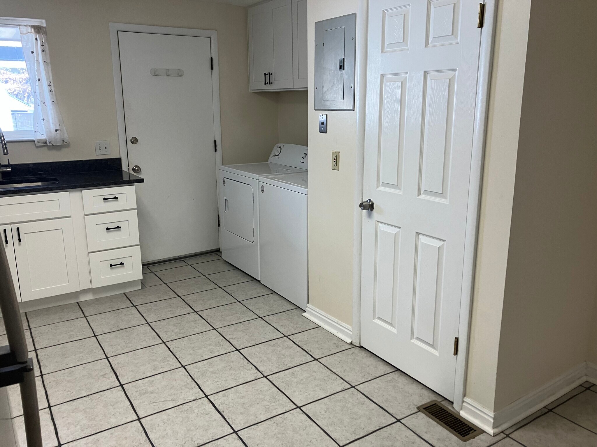 Kitchen w/ Laundry - 922 S Lake St