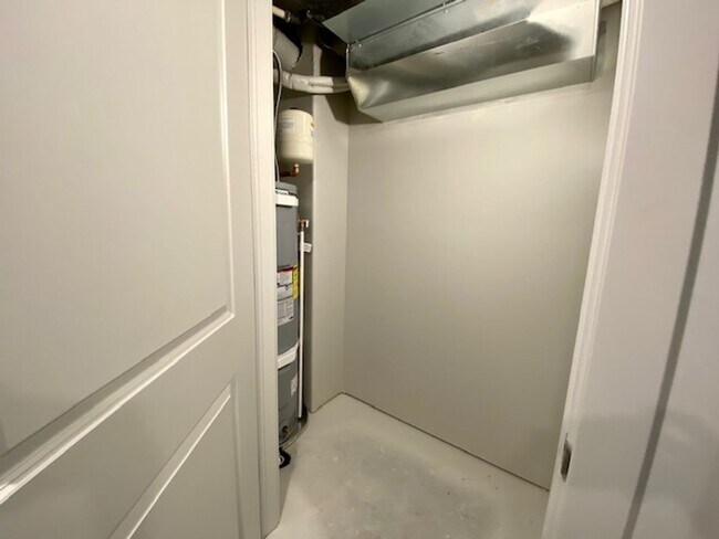 Building Photo - APARTMENT IN GREAT LOCATION FOR RENT!