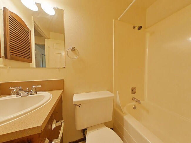 Building Photo - 2 Bedroom Apartment ~ Close to 9th Street ...