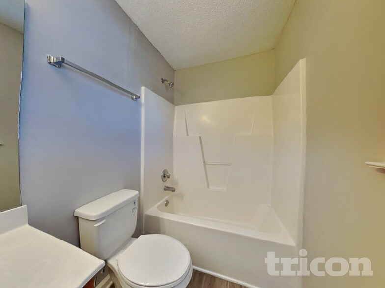 Building Photo - 4409 Woodlawn Dr