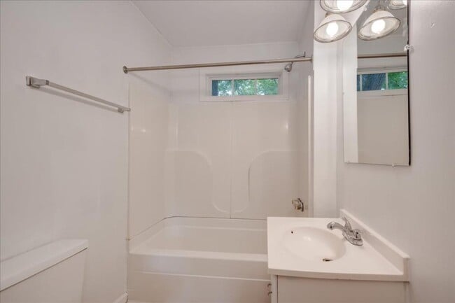 Building Photo - 2034 Fenwick St