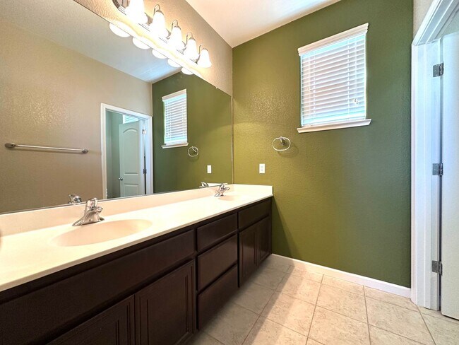 Building Photo - Spacious Home in Prime Turlock Location