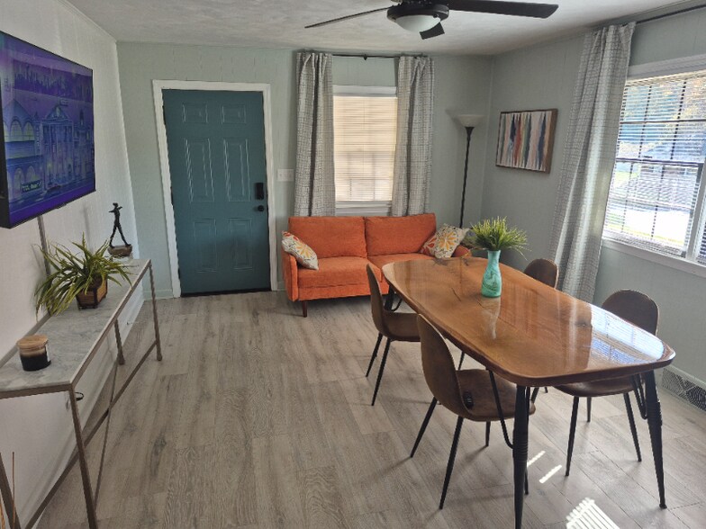 Building Photo - 1218 Greenwood Dr