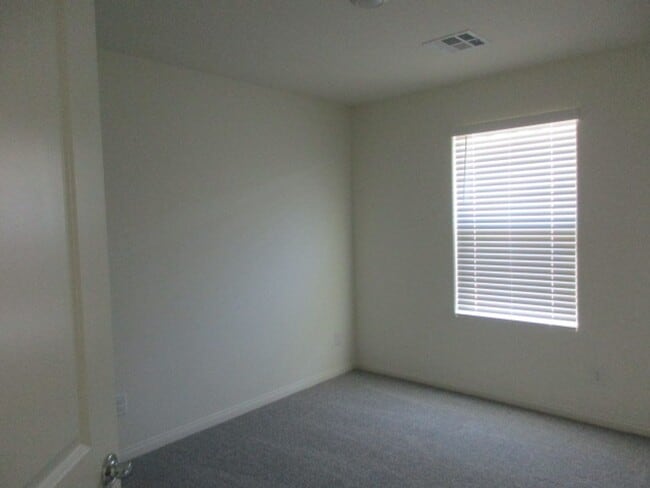 Building Photo - 422 Canary Song Dr