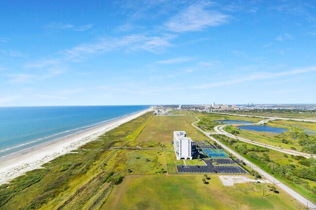 Building Photo - 801 E Beach Dr