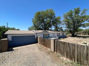 Building Photo - Room to Spread Out! South Valley 3bd on a ...