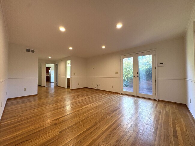 Building Photo - Beautiful Home in Crescent park, Palo Alto available now.