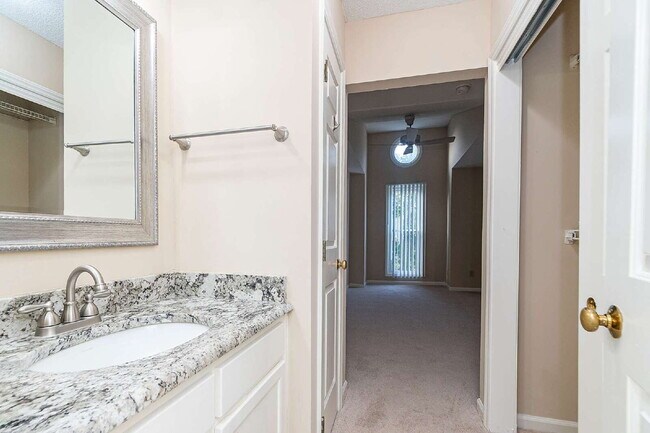Building Photo - Chic & Cozy Condo in the heart of Raleigh!