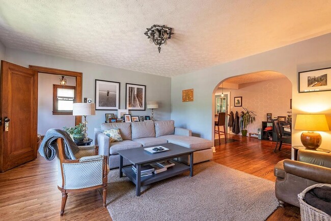 Building Photo - Fully Furnished 4/5Br 2.5Bath South Campus...