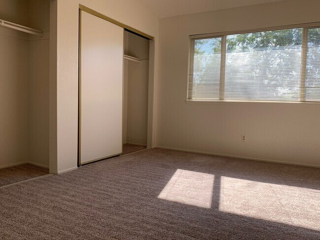 Building Photo - 2 bed 1.5 bath with a 2-car garage in Rocklin