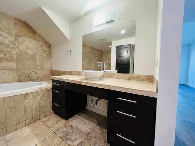 Building Photo - "Discover Urban Elegance: Spacious 1417 Sq Ft Studio Condo in the Heart of Phoenix!"