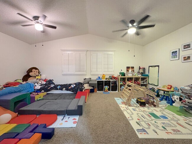 Building Photo - East El Paso 4 bed Refrig A/C w/Gorgeous L...