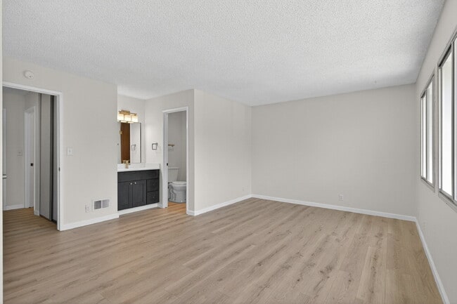 Building Photo - Spacious Condo in Santa Clara - Easy Commute!
