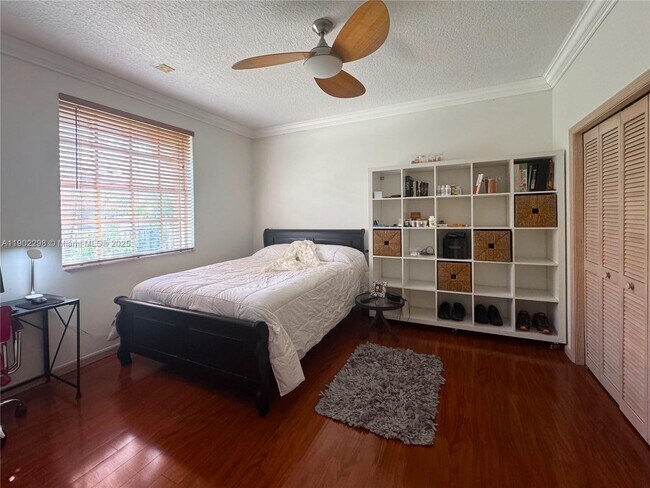 Building Photo - 375 Sabal Way