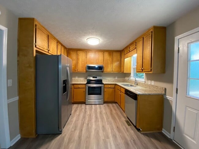Building Photo - 7045 Hickory Dr