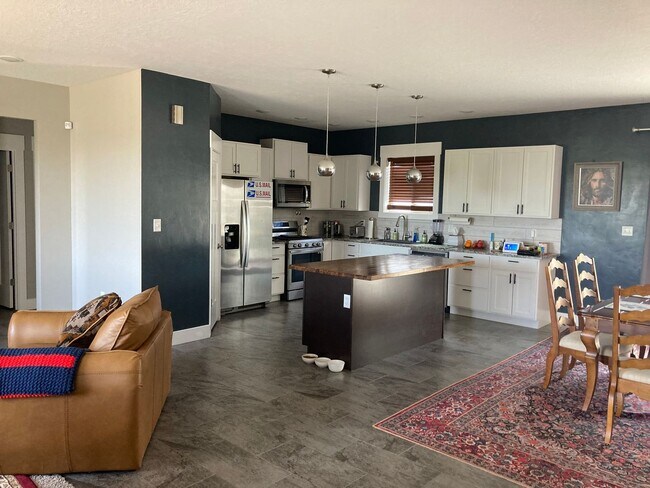 Building Photo - 1 bedroom, shared bathroom, kitchen, livin...