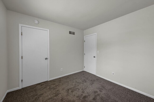 Building Photo - 2700 Queenswood Dr