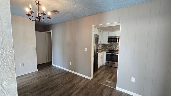 Building Photo - 3 bedroom 2 bath 2nd floor condo