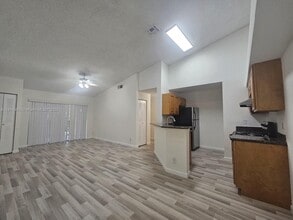 Building Photo - 9999 Summerbreeze Dr