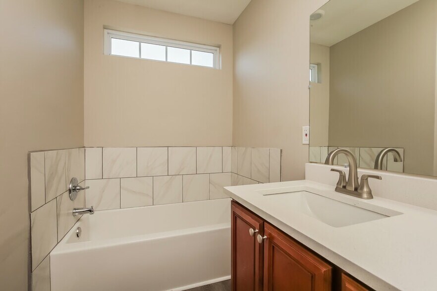 Building Photo - 606 Martinsdale Ct