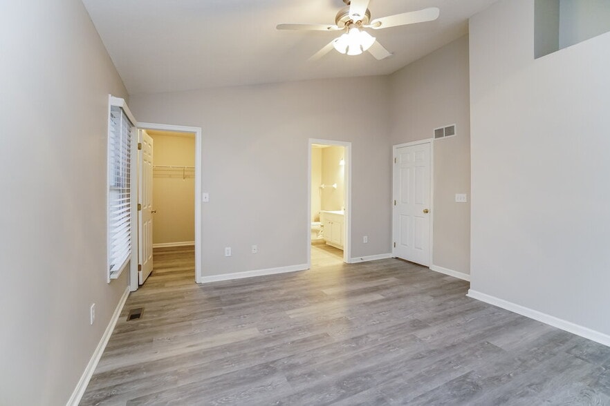 Building Photo - 438 Wheatfield Dr