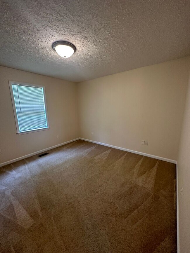 Building Photo - 3 Bedroom, 2 Bath Home Located in Manchester