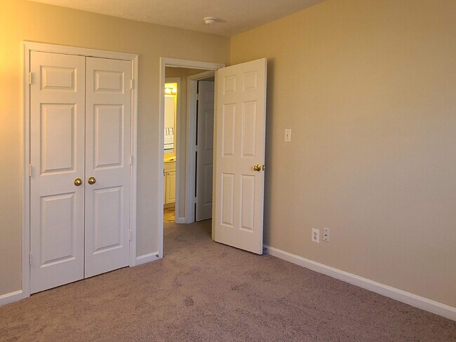 Building Photo - Beautifully Updated 4 BR, 2.5 BA Townhome