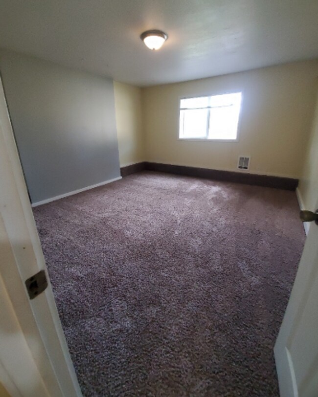 Building Photo - 6 bedroom, 2 bath home in Roosevelt Neighborhood!