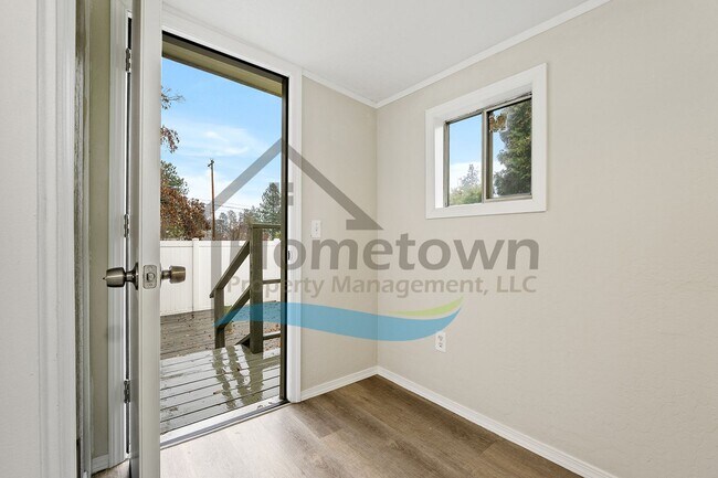 Building Photo - 2-Bedroom 2-Bathroom Home with Off-Street Parking Available in Coeur d’Alene!